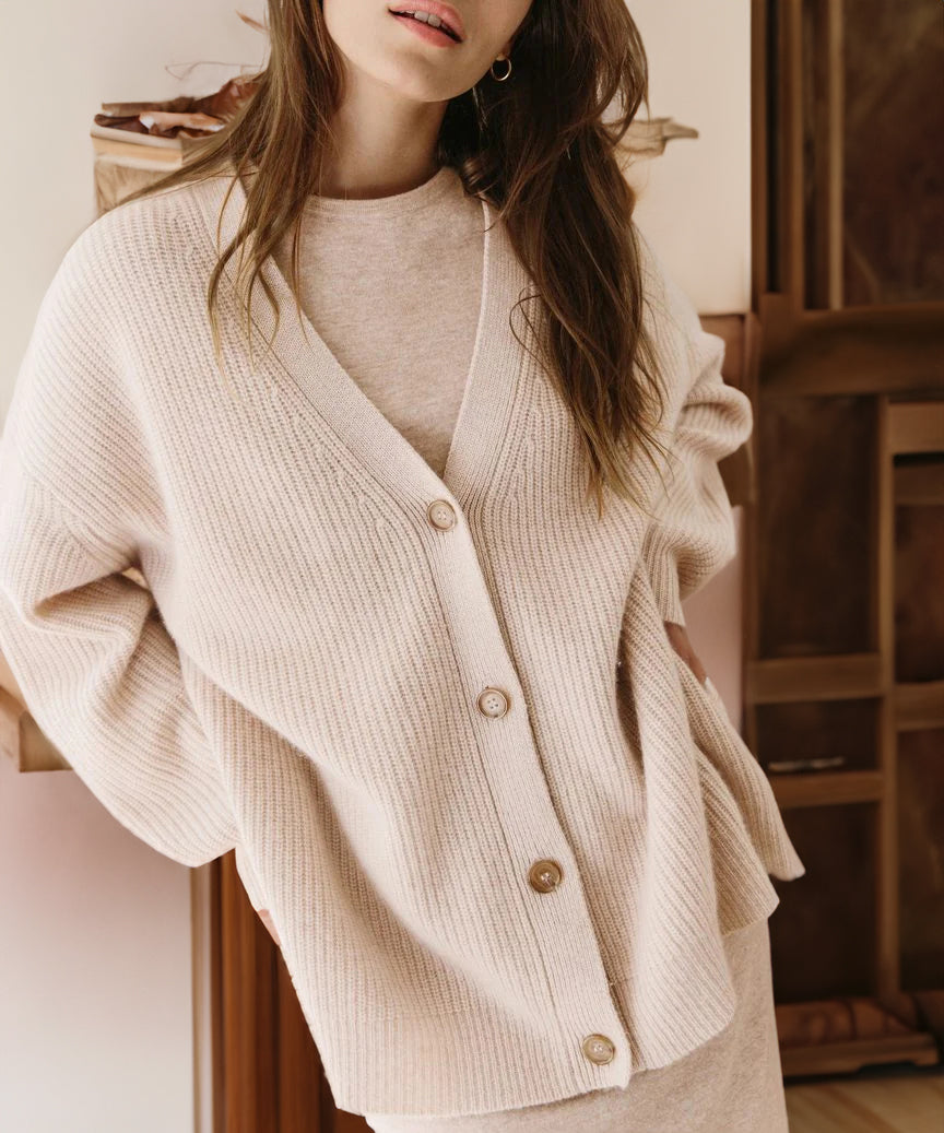 Women’s Oversized Knit Cardigan – Soft Button-Front Layer for Office and Relaxed Days